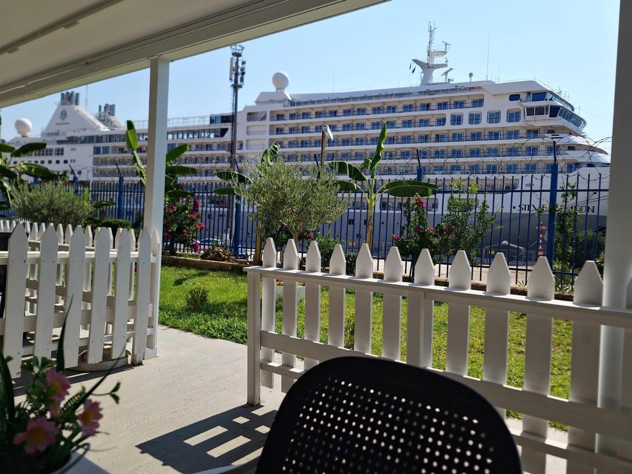 Suncoast Rooms Port Side Sarandë Exteriör bild